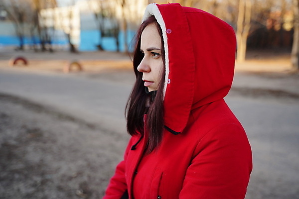 포토 JPG 해외이미지 라이프스타일 응시 여자 컨셉 생각 날씨 거리 갈색머리 한명 서기 사람 야외 가로 캐주얼 빨간색 햇빛 반사 산책 재킷 소프트포커스 집중 배려 심각 성인여자만 해외포토 1 헤어스타일 시선 옷 컬러 모션 휴식 촬영기법 생활 태양 외투 여자만 성인만 파일형식 이미지허브