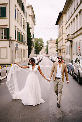 포토 JPG 해외이미지 전신 서양인 여자 남자 웨딩드레스 결혼식 거리 사랑 정장 성인 야외 두명 앞모습 걷기 손잡기 산책 신랑신부 성인만 웨딩촬영 해외포토 외국인 드레스 옷 감정 신부_웨딩 뷰포인트 신랑 결혼 모션 휴식 사람 기념사진 파일형식 이미지허브