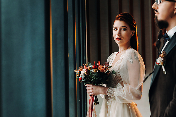 포토 JPG 해외이미지 백인 응시 여자 남자 부케 웨딩드레스 결혼 실내 서기 들기 정장 턱시도 상반신 성인 두명 옆모습 신랑신부 성인만 웨딩촬영 해외포토 서양인 시선 드레스 옷 신부_웨딩 뷰포인트 꽃다발 신랑 모션 사람 이벤트 내부 기념사진 파일형식 이미지허브