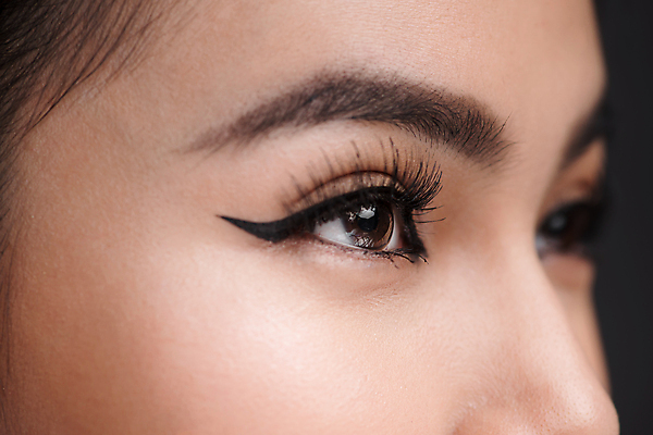 포토 JPG 해외이미지 응시 여자 실내 한명 근접촬영 상반신 성인 옆모습 아웃포커스 신체부위 뷰티 아이라인 성인여자한명만 해외포토 1 시선 뷰포인트 촬영기법 사람 내부 화장 여자한명만 성인여자만 파일형식 이미지허브