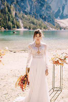 포토 JPG 해외이미지 전신 서양인 여자 신부 부케 웨딩드레스 자연 결혼식 한명 들기 풍경 성인 야외 앞모습 강가 성인여자한명만 웨딩촬영 해외포토 외국인 1 드레스 뷰포인트 꽃다발 결혼 모션 사람 강 생태계 기념사진 여자한명만 성인여자만 파일형식 이미지허브