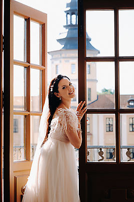 포토 JPG 해외이미지 주간 응시 여자 신부 웨딩드레스 결혼 실내 한명 미소 상반신 성인 건물 옆모습 아웃포커스 문 잡기 오픈 뒤돌아보기 성인여자한명만 웨딩촬영 해외포토 자연요소 1 건축물 시선 드레스 뷰포인트 모션 촬영기법 표정 사람 이벤트 내부 기념사진 여자한명만 성인여자만 파일형식 이미지허브