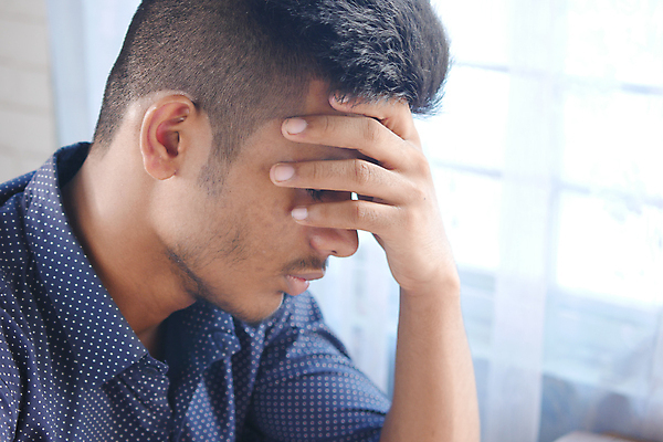 포토 JPG 해외이미지 피곤 한명 30대 고통 표현 좌절 시력 두통 부정적 해외포토 1 감정 컨셉 사람 장년 질병 파일형식 이미지허브