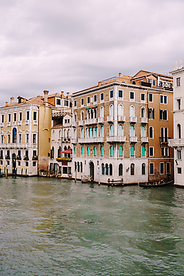 포토 JPG 해외이미지 외관 유럽 벽 바다 여행 백그라운드 건축양식 창문 호텔 거리 주택 항해 사람없음 야외 건물 수영 이탈리아 수확 골동품 발코니 바위 역사 곤돌라 아치 대리석 베네치아 노젓기 옛날 맛있는 해외포토 건축물 건축 나라 농업 배_교통 재료 모션 숙소 돌_바위 수상스포츠 파일형식 이미지허브