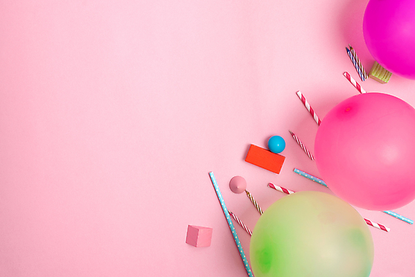 포토 JPG 해외이미지 초 실내 빨대 사람없음 하이앵글 파티 축하 생일 즐거움 카피스페이스 분홍색배경 해외포토 기념일 감정 뷰포인트 분홍색 백그라운드 컨셉 이벤트 내부 공백 파일형식 이미지허브