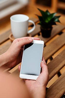 포토 JPG 해외이미지 백인 라이프스타일 손 응시 여자 남자 인터넷 비즈니스 통신 손가락 청소년 탁자 커뮤니케이션 무선통신 휴식 실내 한명 앉기 성인 사람없음 목재 아웃포커스 스마트폰 핸드폰 컴퓨터 태블릿 사무실 독서 모니터 공백 장비 터치 타이핑 잡기 작업 이메일 연결 천 전화기 터치스크린 카피스페이스 해외포토 서양인 나무 1 시선 가구 컨셉 재료 모션 촬영기법 사람 내부 생활 신체부위 전자제품 스마트기기 직물 파일형식 이미지허브