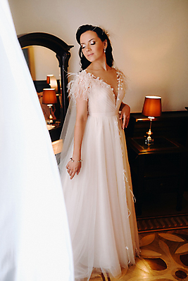 포토 JPG 해외이미지 전신 여자 신부 웨딩드레스 결혼 조명 실내 한명 서기 성인 앞모습 옆모습 눈감음 거울 커튼 신부대기실 성인여자한명만 웨딩촬영 해외포토 1 드레스 뷰포인트 모션 사람 이벤트 내부 기념사진 대기실 여자한명만 성인여자만 파일형식 이미지허브