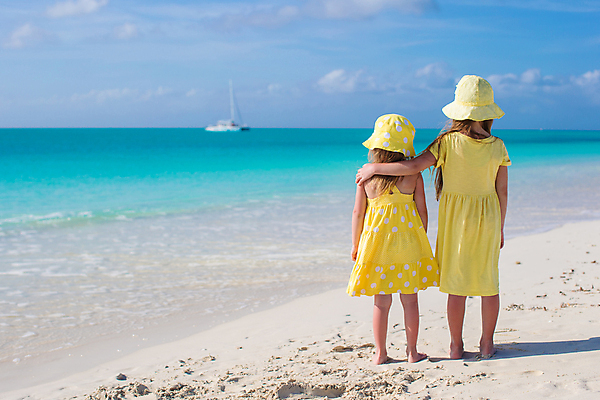 포토 JPG 해외이미지 주간 전신 백인 여자 어린이 여행 어깨동무 휴식 해변 야외 두명 뒷모습 여름휴가 바캉스 자매 소녀만 시밀러룩 해외포토 자연요소 서양인 바다 뷰포인트 포즈 컨셉 가족 휴가 사람 커플룩 여자만 어린이만 파일형식 여름_계절 이미지허브