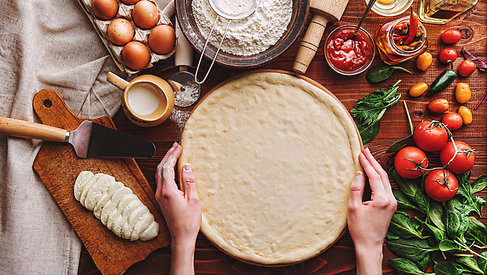 포토 JPG 해외이미지 음식 백그라운드 토마토 재료 탁자 치즈 피자 요리 사람없음 목재 빨간색 주방 이탈리아 기름 정상 준비 올리브 반죽 밀가루 후추 성분 바질 맛있는 해외포토 나무 열매 유럽 컬러 가구 채소 유제품 패스트푸드 서양음식 가루 향신료 파일형식 이미지허브