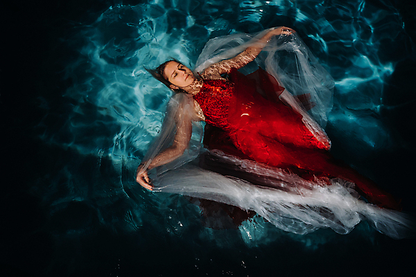 포토 JPG 해외이미지 라이프스타일 드레스 행복 스포츠 바다 여행 휴가 한명 사람 빨간색 물 여름 유행 수중 수영 젖음 수영선수 방법 인내 스타일 해외포토 자연요소 1 옷 계절 감정 컬러 운동선수 생활 수상스포츠 파일형식 이미지허브