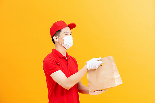 포토 JPG 해외이미지 응시 남자 실내 마스크 한명 들기 동양인 상반신 성인 옆모습 종이봉투 노란색 배달원 배송 주기 노란배경 배달음식 성인남자한명만 코로나바이러스 비대면서비스 생활방역 델타변이바이러스 오미크론 해외포토 직업 1 시선 음식 뷰포인트 컬러 백그라운드 모션 봉투 사람 인종 내부 바이러스 배달 서비스 방역 남자한명만 성인남자만 파일형식 언택트 이미지허브