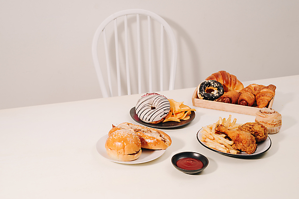 포토 JPG 해외이미지 빵 의자 탁자 패스트푸드 실내 사람없음 치킨 감자튀김 햄버거 도넛 인스턴트 케첩 머핀 핫도그 해외포토 음식 가구 디저트 감자 내부 튀김 소스_음식 닭고기요리 파일형식 이미지허브