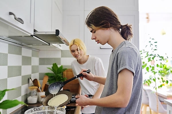 포토 JPG 해외이미지 서양인 여자 남자 함께함 요리 상반신 두명 앞모습 옆모습 10대 주방 프라이팬 굽기 국자 반죽 홈베이킹 팬케이크 여자만 십대만 해외포토 외국인 뷰포인트 컨셉 청소년 주방용품 사람 케이크 구이 제빵 파일형식 이미지허브