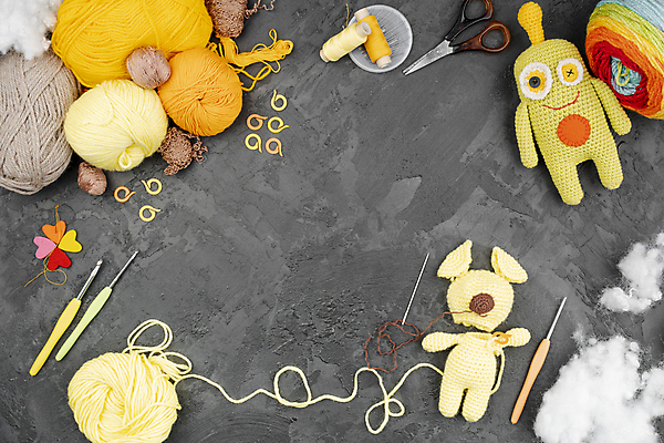 포토 JPG 해외이미지 인형 회색배경 실내 사람없음 뜨개질 털실 솜 실타래 동물인형 손뜨개 코바늘 카피스페이스 해외포토 백그라운드 취미 내부 공백 회색 실 파일형식 이미지허브