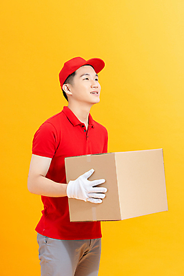 포토 JPG 해외이미지 응시 남자 실내 한명 들기 동양인 상반신 성인 옆모습 택배기사 배달원 배송 택배 택배상자 노란배경 성인남자한명만 해외포토 직업 1 시선 뷰포인트 백그라운드 모션 사람 인종 내부 상자 노란색 운송업 남자한명만 성인남자만 파일형식 이미지허브