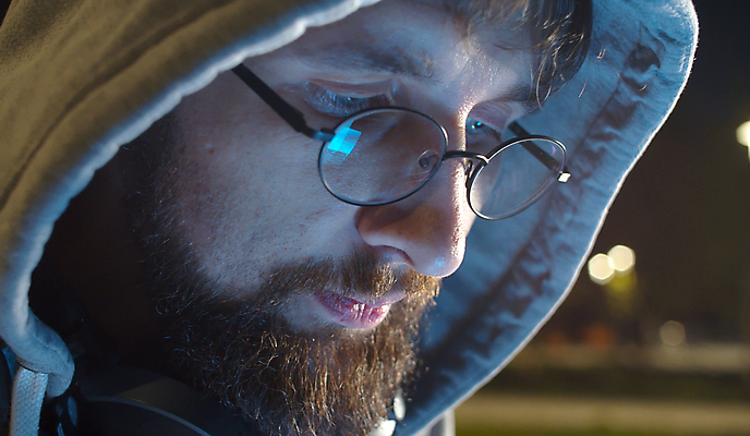 포토 JPG 해외이미지 백인 라이프스타일 공원 남자 안경 얼굴 수염 한명 사람 성인 야외 여름 어둠 도시 닫기 야간 저녁 해외포토 자연요소 서양인 1 잡화 계절 공공시설 모션 생활 신체부위 파일형식 이미지허브