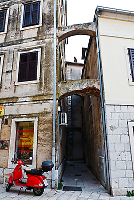 포토 JPG 해외이미지 유럽 도로 벽 여행 건축양식 창문 교통시설 휴가 출입구 거리 아파트 주택 사람없음 건물 빨간색 문 침묵 스쿠터 오토바이 바위 램프 도시 바퀴 보행자 주차 지중해 아치 타운 크로아티아 다리찢기 안뜰 옛날 해외포토 건축물 건축 나라 길 바다 컬러 교통 모션 조명 바이크 소리 돌_바위 시설 파일형식 이미지허브