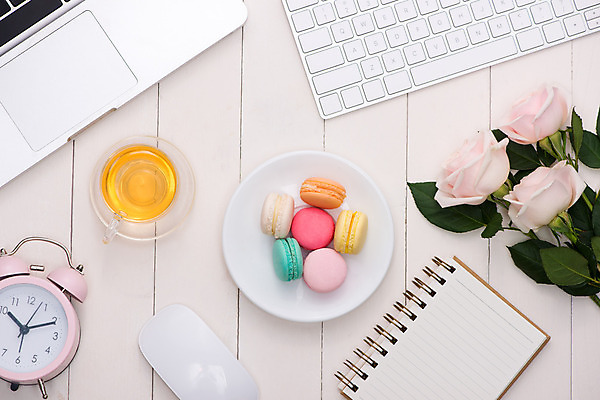 포토 JPG 해외이미지 접시 실내 사람없음 노트북 하이앵글 장미 키보드 찻잔 컵받침 탁상시계 스프링노트 무선마우스 나무배경 해외포토 식기 꽃 뷰포인트 시계 백그라운드 잔 내부 전자제품 공책 마우스 받침대 파일형식 이미지허브