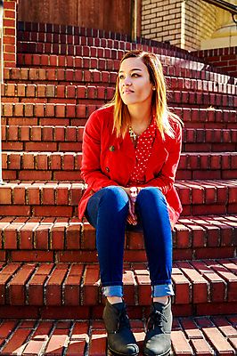 포토 JPG 해외이미지 백인 학생 여자 대학생 북아메리카 갈색머리 한명 야외 세로 컬러풀 미국 봄 대학교 해외포토 서양인 1 헤어스타일 계절 컬러 학교 아메리카 사람 파일형식 이미지허브