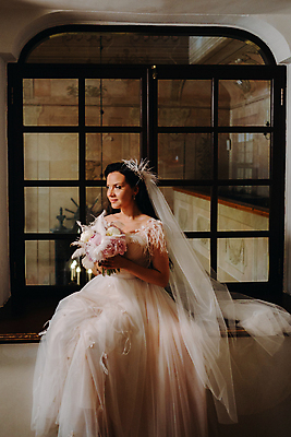 포토 JPG 해외이미지 전신 응시 여자 신부 부케 웨딩드레스 결혼 창문 면사포 실내 한명 미소 들기 앉기 성인 앞모습 옆모습 창가 성인여자한명만 웨딩촬영 해외포토 1 시선 드레스 뷰포인트 꽃다발 모션 표정 사람 이벤트 내부 결혼소품 기념사진 여자한명만 성인여자만 파일형식 이미지허브