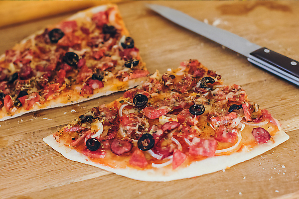 포토 JPG 해외이미지 전통 음식 조각 백그라운드 토마토 채소 재료 탁자 치즈 주택 피자 마늘 요리 사람없음 목재 주방 식당 식사 저녁식사 버섯 이탈리아 껍질 신선 뜨거움 맛 굽기 먹기 허브 속도 메뉴 올리브 반죽 후추 바질 점심식사 모짜렐라치즈 페퍼로니 해로움 핸드메이드 맛있는 해외포토 나무 식물 열매 유럽 가구 컨셉 모션 유제품 패스트푸드 서양음식 건물 상점 소시지 구이 향신료 파일형식 이미지허브