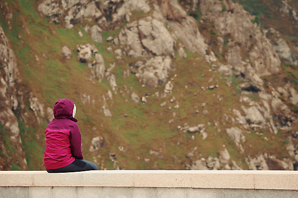 포토 JPG 해외이미지 주간 여자 여행 휴식 한명 앉기 상반신 성인 야외 뒷모습 담장 혼자 성인여자한명만 해외포토 자연요소 1 뷰포인트 컨셉 모션 사람 여자한명만 성인여자만 파일형식 이미지허브