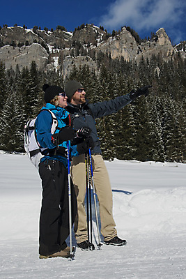 포토 JPG 해외이미지 백인 라이프스타일 커플 여자 남자 스포츠 여행 2 겨울 배낭 자국 자연 미래 산 사람 야외 두명 여행객 걷기 계곡 희망 산책 등산 트래킹 하이킹 세계문화유산 가리킴 바둑 다음 하이커 눈내림 해외포토 서양인 계절 감정 컨셉 가방 관계 모션 놀이 레저 휴식 눈_날씨 손짓 생활 문화재 생태계 파일형식 이미지허브