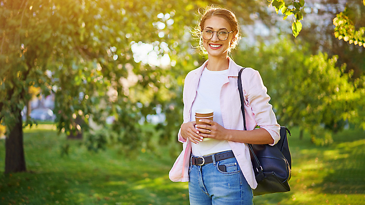 포토 JPG 해외이미지 백인 직업 학생 공원 여자 행복 안경 커피 중년 비즈니스 사업가 배낭 성공 서기 사람 사람없음 야외 걷기 교사 흰색 도움 비즈니스우먼 자신감 종업원 경영자 긍정 경영 카피스페이스 해외포토 서양인 잡화 공공시설 감정 음료 컬러 컨셉 가방 모션 성인 공백 직장인 리더 파일형식 이미지허브