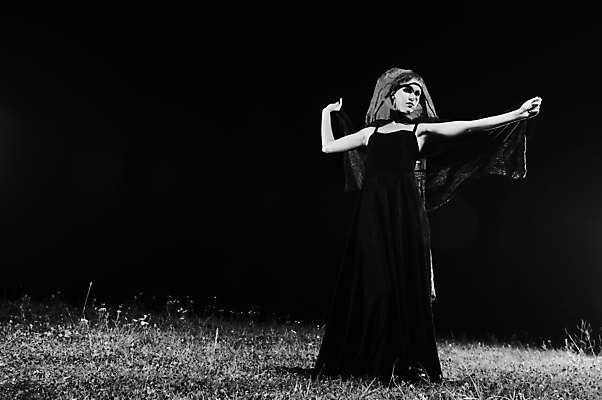 포토 JPG 해외이미지 모델 1 응시 드레스 여자 행복 얼굴 포즈 결혼 백그라운드 결혼식 천사 갈색머리 사랑 미소 사람 성인 사람없음 빨간색 뷰티 유행 검은색 어둠 낭만 흰색 가운 우아함 야간 악마 공상 베일 흡혈귀 스타일 해외포토 자연요소 헤어스타일 시선 옷 감정 컬러 컨셉 표정 이벤트 신체부위 파일형식 이미지허브