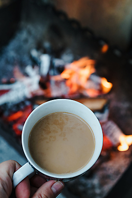 포토 JPG 해외이미지 손 커피 티타임 실내 따뜻함 들기 아웃포커스 신체부위 해외포토 음료 모션 휴식 촬영기법 사람 내부 파일형식 이미지허브
