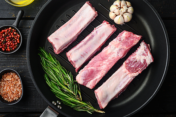 포토 JPG 해외이미지 그릇 식재료 실내 생고기 돼지고기 사람없음 하이앵글 신선 프라이팬 슬라이스 후추 로즈메리 등갈비 통마늘 나무배경 핑크솔트 해외포토 식기 뷰포인트 백그라운드 주방용품 마늘 육류 내부 허브 향신료 소금 파일형식 이미지허브