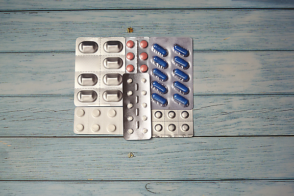 포토 JPG 해외이미지 얼굴 백그라운드 탁자 새로움 건강 가면 안전 사람없음 목재 파란색 알약 갈색 우주 고통 장비 흰색 직물 입 수비 오염 바이러스 호흡 보호 위생 질병 정상 오브젝트 질감 감염 먼지 박테리아 돌봄 위생관리 인플루엔자 전염병 스타일 해외포토 나무 감정 컬러 가구 컨셉 재료 의학 모션 관리 신체부위 약 파일형식 이미지허브