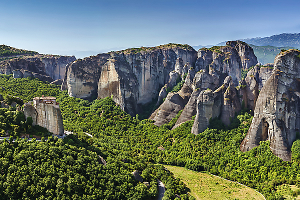 포토 JPG 해외이미지 전통 기독교 종교 건축양식 산 파노라마 사람없음 건물 여름 파란색 교회 계곡 바위 재산 그리스 신성 수도원 그리스인 수녀원 옛날 메테오라 해외포토 서양인 건축물 계절 건축 유럽 컬러 촬영기법 금융 세계문화유산 파일형식 이미지허브