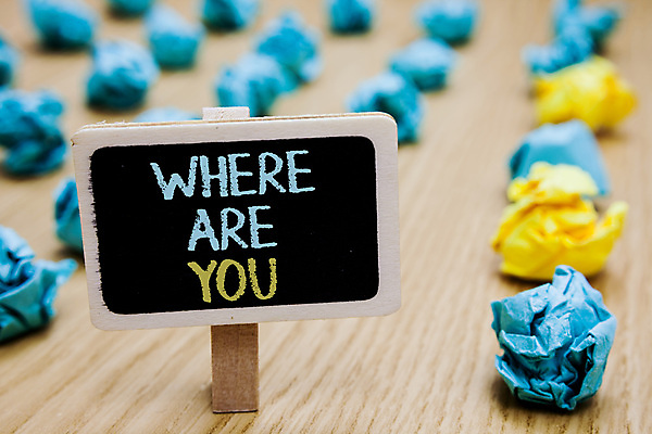 포토 JPG 해외이미지 영어 실내 사람없음 아웃포커스 표지판 종이뭉치 나무배경 해외포토 문자 종이 백그라운드 알림판 촬영기법 내부 뭉치 파일형식 이미지허브