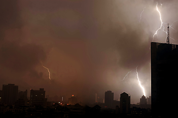 포토 JPG 해외이미지 실루엣 백그라운드 자연 하늘 주택 사람없음 건물 여름 빛 탑 힘 도시 야간 위험 번개 즐거움 노려봄 힘찬 해외포토 자연요소 건축물 계절 감정 컨셉 날씨 촬영기법 표정 생태계 파일형식 이미지허브
