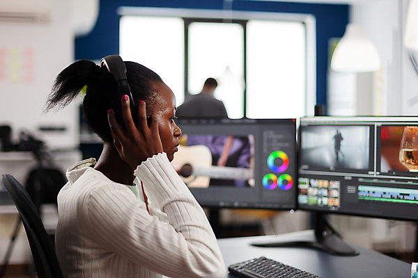 포토 JPG 해외이미지 여자 실내 한명 상반신 성인 옆모습 그래픽 모니터 헤드셋 키보드 그래픽디자이너 성인여자한명만 영상편집 해외포토 1 뷰포인트 음향기기 사람 내부 컴퓨터 헤드폰 디자이너 여자한명만 성인여자만 파일형식 이미지허브