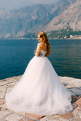 포토 JPG 해외이미지 전신 서양인 여자 신부 바다 웨딩드레스 결혼식 한명 성인 야외 뒷모습 뒤돌아보기 성인여자한명만 웨딩촬영 해외포토 외국인 1 드레스 뷰포인트 결혼 모션 사람 기념사진 여자한명만 성인여자만 파일형식 이미지허브