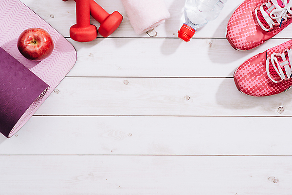 포토 JPG 해외이미지 운동화 다이어트 사람없음 물 수건 아령 매트 사과 물병 카피스페이스 나무배경 해외포토 자연요소 백그라운드 신발 과일 건강 위생용품 공백 물통 파일형식 이미지허브