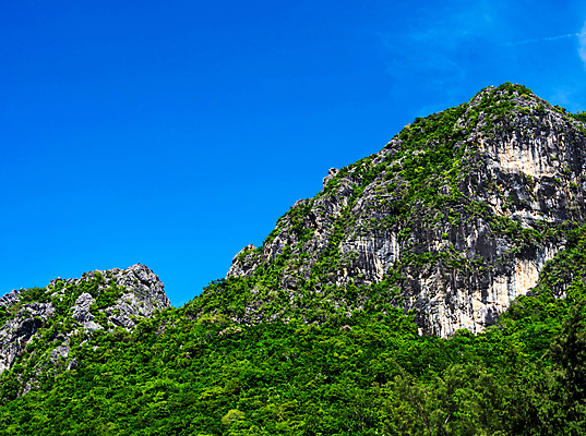 포토 JPG 해외이미지 나무 섬 여행 백그라운드 자연 하늘 휴가 산 사람없음 야외 초록색 파란색 빛 맑음 언덕 해외포토 식물 컬러 날씨 생태계 파일형식 이미지허브