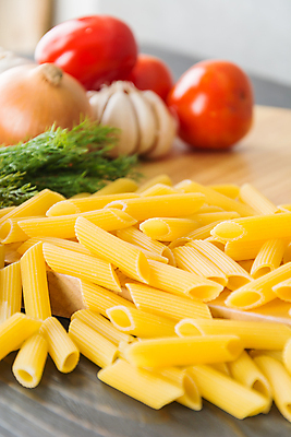 포토 JPG 해외이미지 전통 라이프스타일 문화 음식 백그라운드 잎 다이어트 토마토 채소 재료 양파 치즈 건조 파스타 건강 마늘 스파게티 요리 사람없음 빨간색 노란색 숟가락 검은색 식사 저녁식사 이탈리아 흰색 밀 먹기 허브 향신료 국수 올리브 날것 후추 바질 점심식사 고립 마카로니 해외포토 식물 열매 유럽 컬러 모션 유제품 곡류 서양음식 수저 생활 면류 파스타면 향미료 파일형식 이미지허브