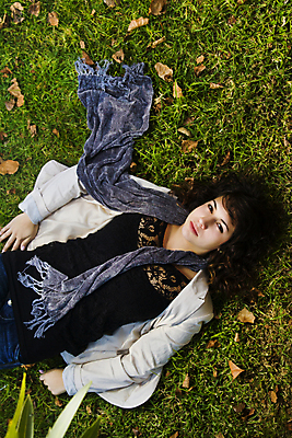 포토 JPG 해외이미지 계절 공원 여자 행복 잎 자연 휴식 한명 미소 초록색 청춘 뷰티 목도리 가을 도시 떨어짐 땅바닥 해외포토 식물 1 잡화 공공시설 감정 컬러 컨셉 바닥 표정 사람 생태계 파일형식 이미지허브