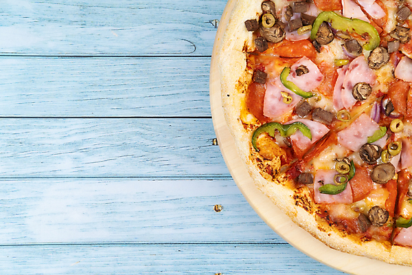 포토 JPG 해외이미지 피자 패스트푸드 실내 사람없음 하이앵글 파란배경 나무받침 콤비네이션피자 나무배경 해외포토 뷰포인트 백그라운드 서양음식 내부 목재 파란색 인스턴트 받침대 파일형식 이미지허브