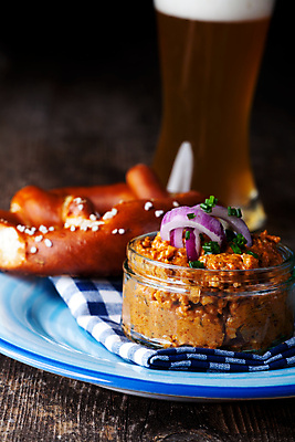 포토 JPG 해외이미지 전통 접시 양파 치즈 맥주 사람없음 파란색 펼침 흰색 신선 항아리 냅킨 입가심 바이에른 바이에른사람 해외포토 식기 컬러 채소 모션 유제품 주류 독일 도자기 파일형식 이미지허브