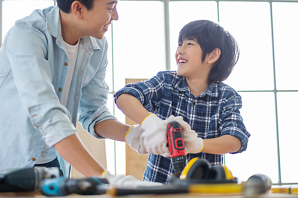 포토 JPG 해외이미지 남자 행복 아들 어린이 컨셉 공장 가족 노동자 주택 함께함 실내 관리 사람 동양인 소년 취미 두명 목재 학습 장비 기구 도구 잡기 업무 가르침 작업실 아빠 목수 측정 목공예 송곳 수목 재주꾼 핸드메이드 해외포토 나무 직업 교육 감정 재료 공업 관계 모션 인종 내부 건물 작업 공예 파일형식 이미지허브