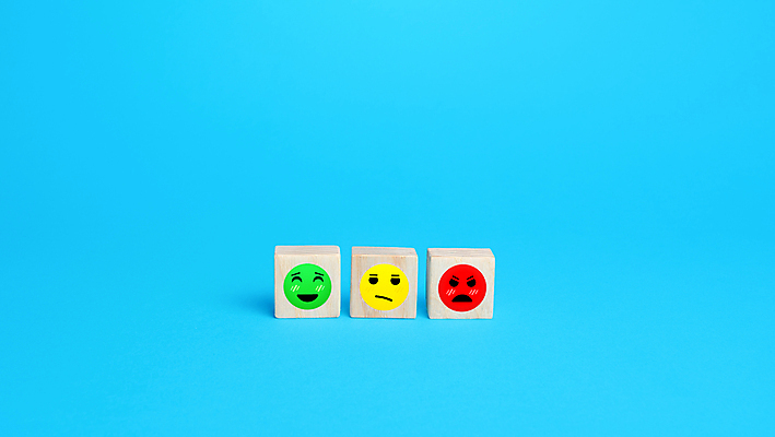 포토 JPG 해외이미지 비즈니스 사람없음 분노 세개 지루함 파란배경 이모티콘 나무블록 해외포토 감정 백그라운드 3 목재 파란색 블록 파일형식 이미지허브