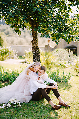 포토 JPG 해외이미지 전신 서양인 나무 여자 남자 웨딩드레스 안기 자연 결혼식 사랑 앉기 정장 성인 야외 두명 옆모습 눈감음 신랑신부 성인만 웨딩촬영 해외포토 외국인 식물 드레스 옷 감정 신부_웨딩 뷰포인트 신랑 결혼 모션 사람 생태계 기념사진 파일형식 이미지허브