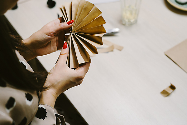 포토 JPG 해외이미지 백인 라이프스타일 손 여자 별 컨셉 크리스마스 겨울 탁자 휴가 새해 관리 창조 사람 취미 사람없음 목재 장식 빛 눈송이 작업실 상품 자르기 스웨터 종이접기 DIY 명령 방법 접기 접착제 핸드메이드 해외포토 자연요소 서양인 나무 계절 기념일 종이 가구 상의 재료 모션 눈_날씨 생활 신체부위 풀_접착제 파일형식 이미지허브