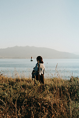 포토 JPG 해외이미지 주간 여자 바다 여행 휴식 한명 서기 상반신 성인 야외 뒷모습 혼자 성인여자한명만 해외포토 자연요소 1 뷰포인트 컨셉 모션 사람 여자한명만 성인여자만 파일형식 이미지허브