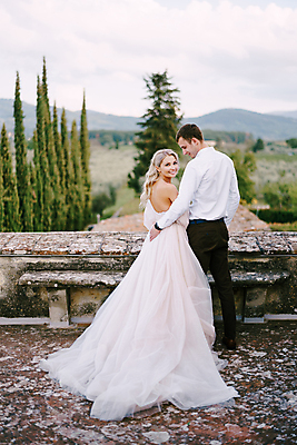 포토 JPG 해외이미지 전신 서양인 여자 남자 웨딩드레스 안기 자연 결혼식 사랑 정장 성인 야외 두명 뒷모습 뒤돌아보기 신랑신부 성인만 웨딩촬영 해외포토 외국인 드레스 옷 감정 신부_웨딩 뷰포인트 신랑 결혼 모션 사람 생태계 기념사진 파일형식 이미지허브