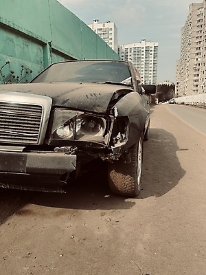 포토 JPG 해외이미지 외관 도로 컨셉 교통시설 자동차 날씨 그림자 사람없음 야외 옆모습 세로 금속 맑음 검은색 손상 운전 닫기 결과 충돌 사건 고장 서비스 먼지 문제 보험 보닛 찌그러짐 구김 길가 깨짐 범퍼 부주의 해외포토 길 육상교통 뷰포인트 컬러 교통 모션 재질 시설 파일형식 이미지허브